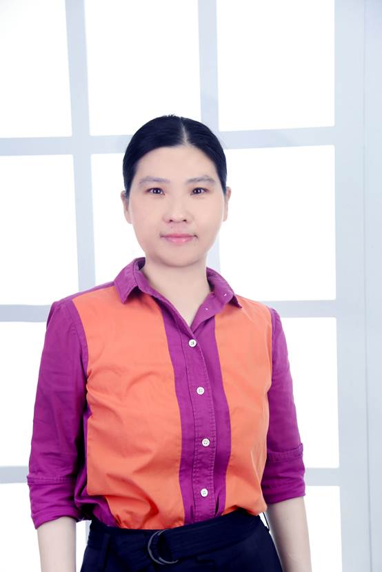 说明: 穿紫色衬衫的小孩描述已自动生成
